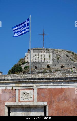 Drapeau grec sur l'entrée ancienne forteresse, ville de Corfou ou Kerkyra, île de Corfou, Iles Ioniennes, Mer méditerranée, Grèce Banque D'Images