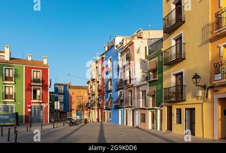 Maisons de pêcheurs colorées, caisses de couleurs, Carrer Arsenal, Villajoyosa, Espagne Banque D'Images