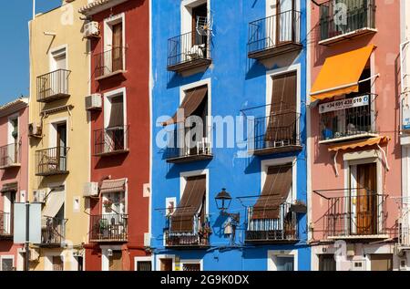 Maisons de pêcheurs colorées, caisses de couleurs, Carrer Arsenal, Villajoyosa, Espagne Banque D'Images