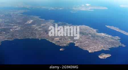 Vue aérienne des îles de Patroklos, Makronisos près du continent grec à l'est d'Athènes. Banque D'Images