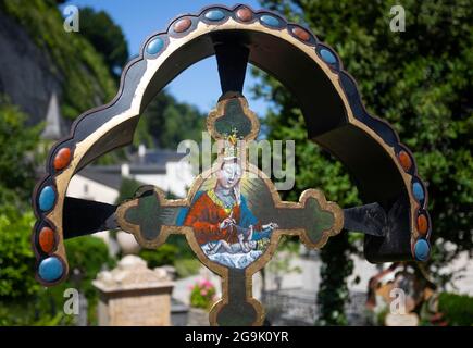 Croix de sépulture en fer forgé dans le cimetière Saint-Pierre, cimetière de l'abbaye Saint-Pierre, Salzbourg, Autriche Banque D'Images