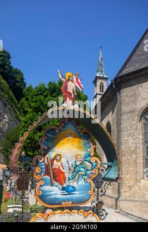 Croix colorée en fer forgé dans le cimetière Saint-Pierre, cimetière de l'abbaye Saint-Pierre, Salzbourg, Autriche Banque D'Images