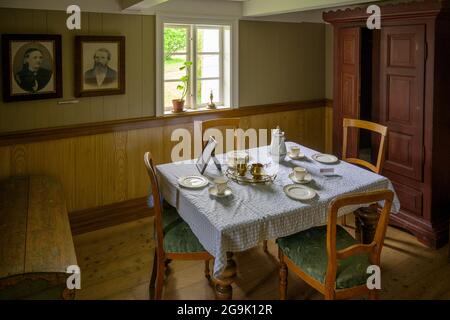 Salle à manger, ferme du musée Laufas, Grytubakki, Eystra de Norourland, Islande Banque D'Images