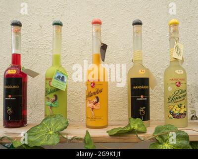 Cabine souvenir avec bouteilles de limoncello et boissons alcoolisées, souvenirs, Capri, Campanie, Italie Banque D'Images