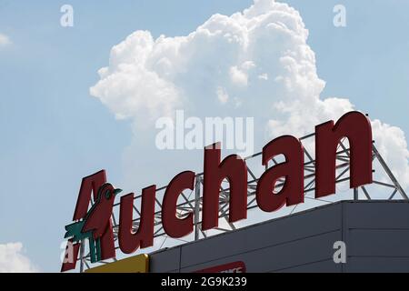 Bucarest, Roumanie - 12 juillet 2021 : les enseignes de la société française de supermarchés Auchan sont présentes dans un magasin à Bucarest, Roumanie. Cette image est pour edi Banque D'Images