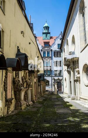 Cimetière de l'église de la Trinité marqueurs de la tombe, église de la Sainte Trinité, patrimoine mondial de l'UNESCO, Regensburg, Bavière, Allemagne Banque D'Images