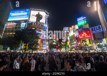 Shibuya traversant la route la plus achalandée du monde, Tokyo, Japon Banque D'Images