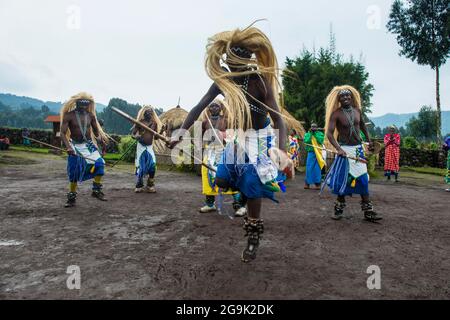 Cérémonie d'anciens braconniers, dans le parc national des Virunga, le Rwanda, l'Afrique Banque D'Images