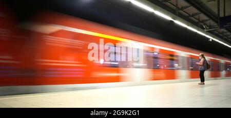 Les voyageurs portant des masques, attendant l'arrivée du S-Bahn, crise Corona, centre-ville, Stuttgart, Bade-Wurtemberg, Allemagne Banque D'Images