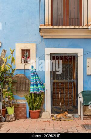 Près de la porte, de la fenêtre et des pots de fleurs des maisons de pêcheurs bleues à Villajoyosa, en Espagne Banque D'Images