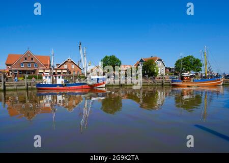 Bateau de pêche dans le port, Neuharlingersiel, Frise orientale, Basse-Saxe, Allemagne Banque D'Images