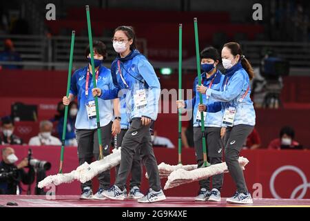 Chiba, Japon. 27 juillet 2021. Taekwondo: Olympia, préliminaires, ronde de 16, femmes 67 kg, dans le Makuhari Messe Hall. Les assistants essuyent le tapis de combat. Credit: Swen Pförtner/dpa/Alay Live News Banque D'Images