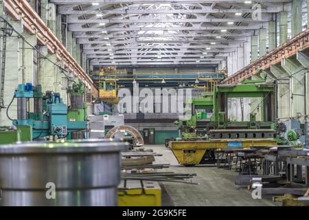 Usine de travail des métaux avec des machines et tours pour la production de métaux, intérieur industriel. Banque D'Images