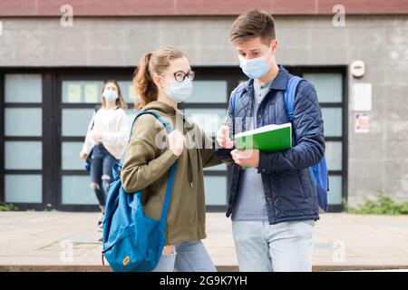 Deux adolescents dans des masques protecteurs Banque D'Images