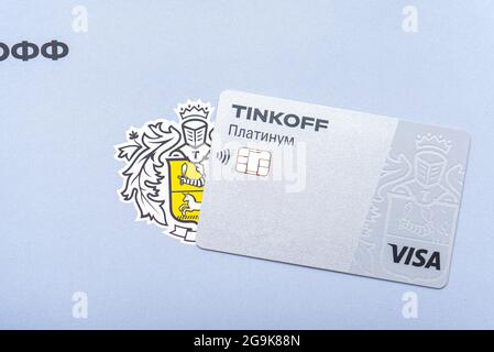 MOSCOU - JUILLET 20 : carte de crédit Tinkoff, Tinkoff platine avec logo Visa à Moscou, juillet 20. 2021 en Russie Banque D'Images