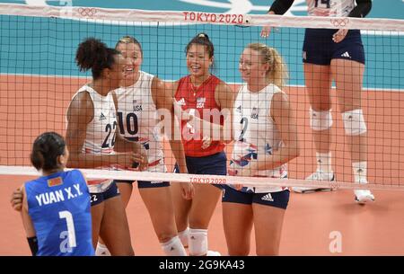 Tokyo, Japon. 27 juillet 2021. USA's (L-R) Haleigh Washington, Jordan Larson, Justine Wong-Orantes et Jordyn Poulter se félicitent mutuellement après un point contre la Chine lors de la compétition de volleyball féminin aux Jeux Olympiques de Tokyo 2020, le mardi 27 juillet 2021, à Tokyo, Japon. Les États-Unis ont gagné en deux séries 29-27 et 25-22. Photo de Mike Theiler/UPI crédit: UPI/Alay Live News Banque D'Images