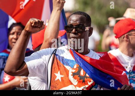 Washington, DC, Etats-Unis, 26 juillet 2021. En photo : un manifestant lève son poing en solidarité alors que la Marche pour la liberté cubaine arrive à la Maison Blanche. Des centaines d'Américains cubains venus des quatre coins des États-Unis sont venus à Washington pour la marche, exigeant que l'Administration Biden intervienne pour démettre le président Miguel Diaz-Canel et rétablir la liberté à Cuba. La marche a eu lieu à Día de la Revolución, l'anniversaire de la révolution de 1959 qui a amené Fidel Castro au pouvoir. Crédit : Allison Bailey / Alamy Live News Banque D'Images