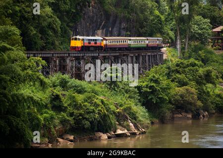 Train en cours sur la voie entre la montagne hellfire Pass et la cascade de Sai Yok au bord de la rivière Khwae amener les gens thaïlandais et les voyageurs étrangers Voyage v Banque D'Images