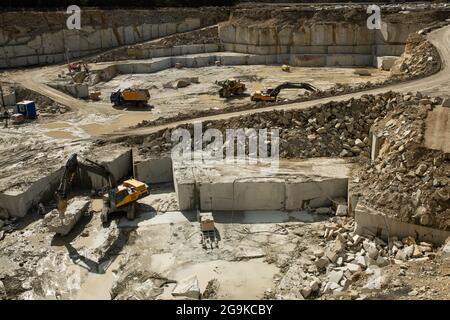 Groupe de grandes machines caterpillar travaillant sur la zone de construction Banque D'Images