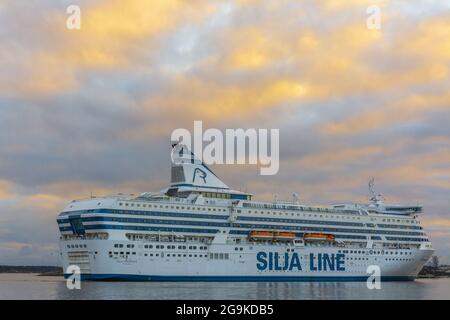 Silja Line ferry Silja Symphony quitte le port olympique d'Helsinki en Finlande Banque D'Images