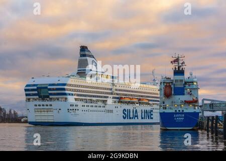 Silja Line ferry Silja Symphony quitte le port olympique d'Helsinki en Finlande Banque D'Images