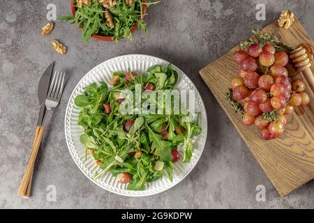 Mélange de saveurs de raisins rôtis caramélisés avec du miel, de l'arugula, du noyer et du pecorino. Banque D'Images