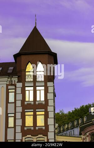 Le clocher. Une grande tour sur le bâtiment contre un ciel violet contrasté. Bâtiments et structures. Église, cathédrale, château. Catholique c Banque D'Images