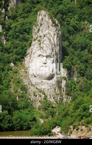 Sculpture en pierre de Decebalus dans le parc naturel d'Iron Gates, Roumanie Banque D'Images