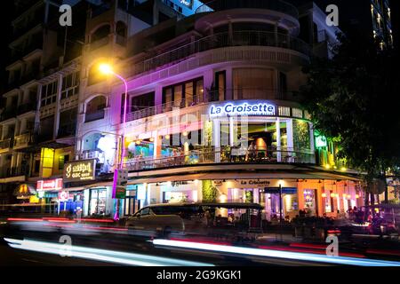 célèbre restaurant dans le centre-ville phnom penh quartier au bord de la rivière rue la nuit au cambodge Banque D'Images