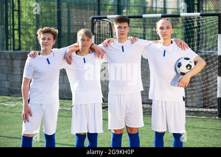 Portrait de l'équipe masculine de football de l'école secondaire sur le terrain Banque D'Images