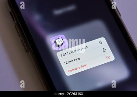 Tashkent, Ouzbékistan - 6 juillet 2021 : désinstallation de l'application Twitch. Suppression du service de streaming vidéo le plus populaire de Twitch. Suppression de l'application Twitch. Interdit Banque D'Images