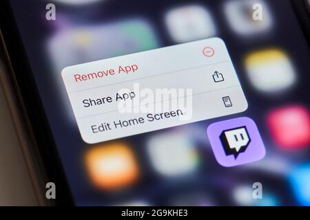 Tashkent, Ouzbékistan - 6 juillet 2021 : désinstallation de l'application Twitch. Suppression du service de streaming vidéo le plus populaire de Twitch. Suppression de l'application Twitch. Interdit Banque D'Images