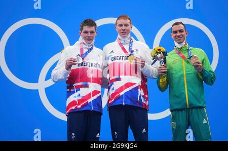 Tokyo, Japon. 27 juillet 2021. Le médaillé d'or Tom Dean (C) de Grande-Bretagne, le médaillé d'argent Duncan Scott (L) de Grande-Bretagne et le médaillé de bronze Fernando Scheffer du Brésil posent lors de la cérémonie de remise de la finale libre de 200 m masculin aux Jeux Olympiques de Tokyo 2020 à Tokyo, au Japon, le 27 juillet 2021. Credit: Xu Chang/Xinhua/Alay Live News Banque D'Images