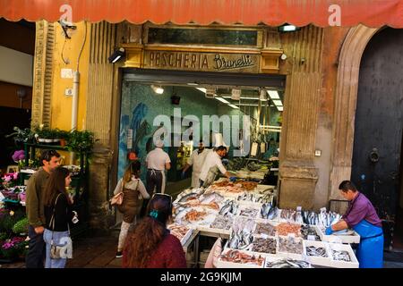 Les acheteurs achetant du poisson et d'autres fruits de mer dans une boutique de la région de Quadrilatero en Italie de Bologne Banque D'Images