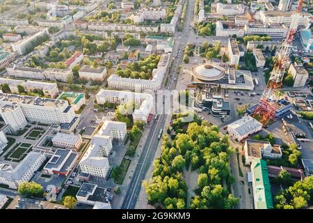 Paysage urbain de Gomel, Biélorussie. Vue aérienne de l'architecture de la ville. Les rues de la ville au coucher du soleil, vue panoramique Banque D'Images