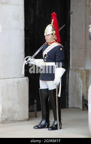 LONDRES, ANGLETERRE - 27 MAI : membre des Royal Horse Guards et 1er Dragoons lors de la cérémonie de changement des gardes, 27 mai 2013 à Londres, Engl Banque D'Images