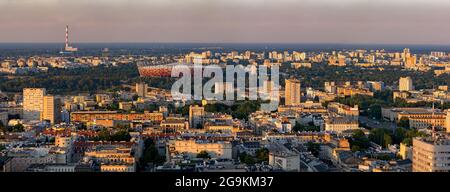 Panorama de la ville de Varsovie en Pologne, vue aérienne panoramique de la ville de la capitale au coucher du soleil. Banque D'Images