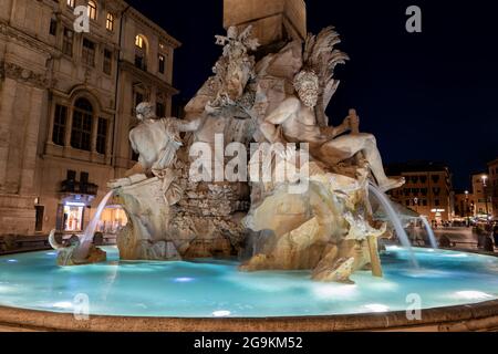 Italie, Rome, Fontana dei Quattro Fiumi (Fontaine des quatre fleuves) sur la place Navona la nuit, conçue en 1651 par Gian Lorenzo Bernini. Banque D'Images