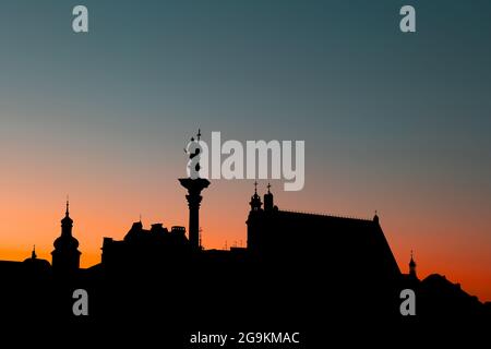 Silhouette de la vieille ville au crépuscule tranquille, ville de Varsovie en Pologne. Banque D'Images