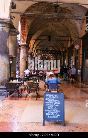 Vous pourrez savourer la cuisine et l'ambiance de la région de Quadrilatero, en Italie, à Bologne Banque D'Images