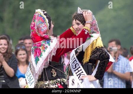 Lepushe, Albanie - 11 août 2012 : Marsela Bujaj, dix-sept ans, née à Tamara, lorsqu'elle a été couronnée 'miss Mountain 2012'. « mont du miss » Banque D'Images