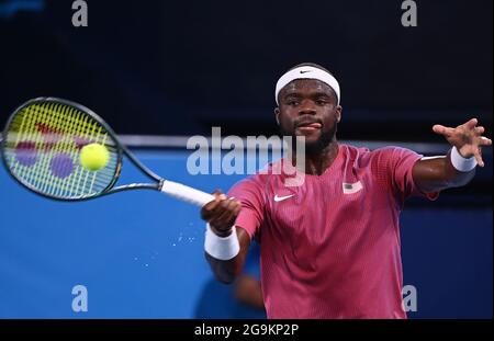 Tokyo, Japon. 27 juillet 2021. Frances Tiafoe, des États-Unis, participe au deuxième match de tennis des singles hommes aux Jeux Olympiques de Tokyo en 2020 à Tokyo, au Japon, le 27 juillet 2021. Crédit: Dai Tianfang/Xinhua/Alamy Live News Banque D'Images