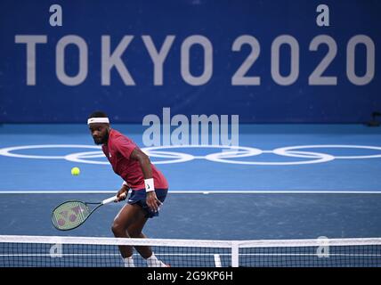 Tokyo, Japon. 27 juillet 2021. Frances Tiafoe, des États-Unis, participe au deuxième match de tennis des singles hommes aux Jeux Olympiques de Tokyo en 2020 à Tokyo, au Japon, le 27 juillet 2021. Crédit: Dai Tianfang/Xinhua/Alamy Live News Banque D'Images