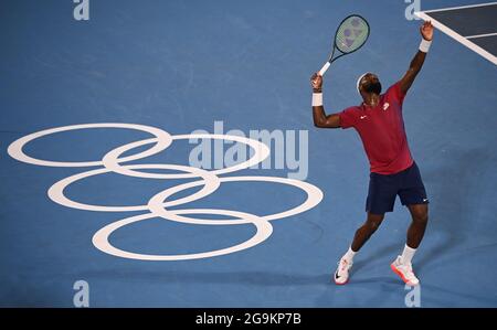 Tokyo, Japon. 27 juillet 2021. Frances Tiafoe, des États-Unis, participe au deuxième match de tennis des singles hommes aux Jeux Olympiques de Tokyo en 2020 à Tokyo, au Japon, le 27 juillet 2021. Crédit: Dai Tianfang/Xinhua/Alamy Live News Banque D'Images