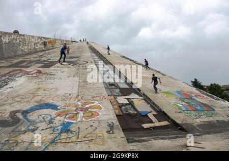 Tirana, Albanie - 23 juillet 2012 : un groupe de jeunes court sur les flancs de la 'Pyramide', l'un des monuments les plus célèbres de Tirana; Banque D'Images