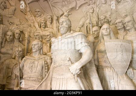 Kruja, Albanie - 23 juillet 2012 : un groupe sculptural dirigé par le héros national G. K. Skanderbeg est situé dans le Natio Banque D'Images