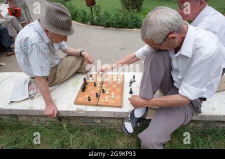 Tirana, Albanie - 23 juillet 2012: Deux hommes d'âge moyen jouant le match des échecs: Le joueur de droite déplace la pièce Queen. Le parc 1° Mai (o Banque D'Images