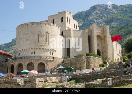 Kruja, Albanie - 23 juillet 2012: Musée national Skanderbeg (héros national) il a été construit dans le célèbre château de Kruja; à côté du musée il ya ma Banque D'Images