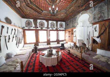 Intérieur du Musée ethnographique national de Kruja situé dans une maison albanaise traditionnelle construite par la famille Toptani vers 1800 à l'intérieur du cas de Kruje Banque D'Images