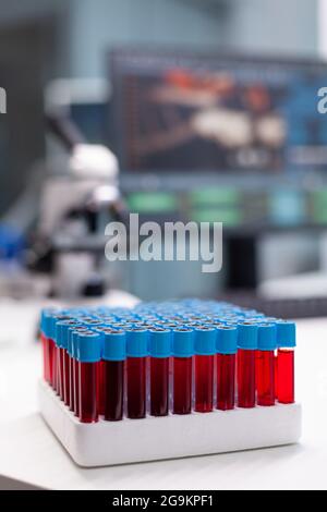 Tubes Vacutainer pour le prélèvement d'échantillons de sang au cours d'un examen de chimie biologique dans un laboratoire hospitalier de microbiologie biochimique. Récipient en verre liquide sur la table clinique Banque D'Images